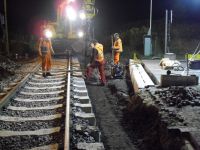 Umbau Bahnübergang mit Entwässerungsrinne, Vorbereitungsarbeiten für Einbau von Strail