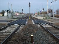 Bahnübergang nach Umbau beider Gleise mit neuem Belag und Entwässerung
